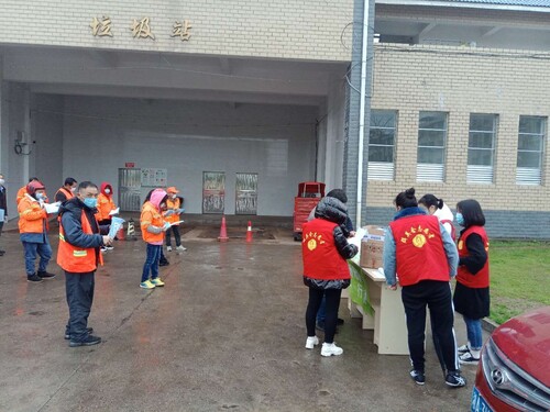 在湖南,派發醫用口罩和瓶噴霧酒精給前線清潔工。